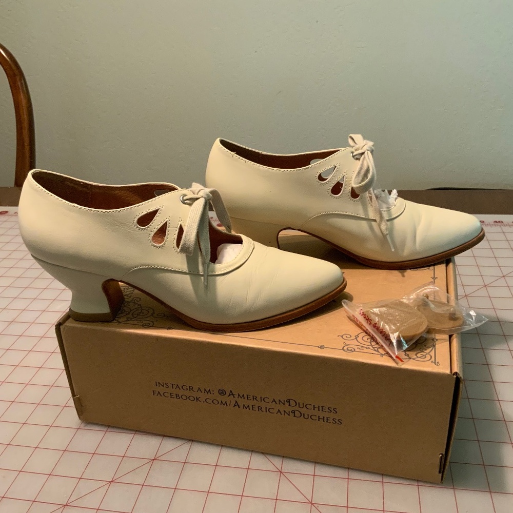 American Duchess “Gibson” in Ivory size 7.5